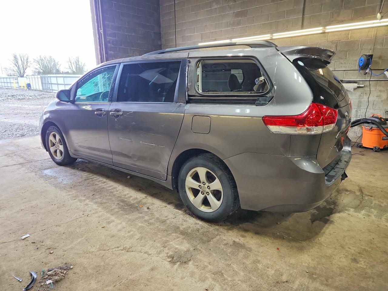2012 TOYOTA SIENNA