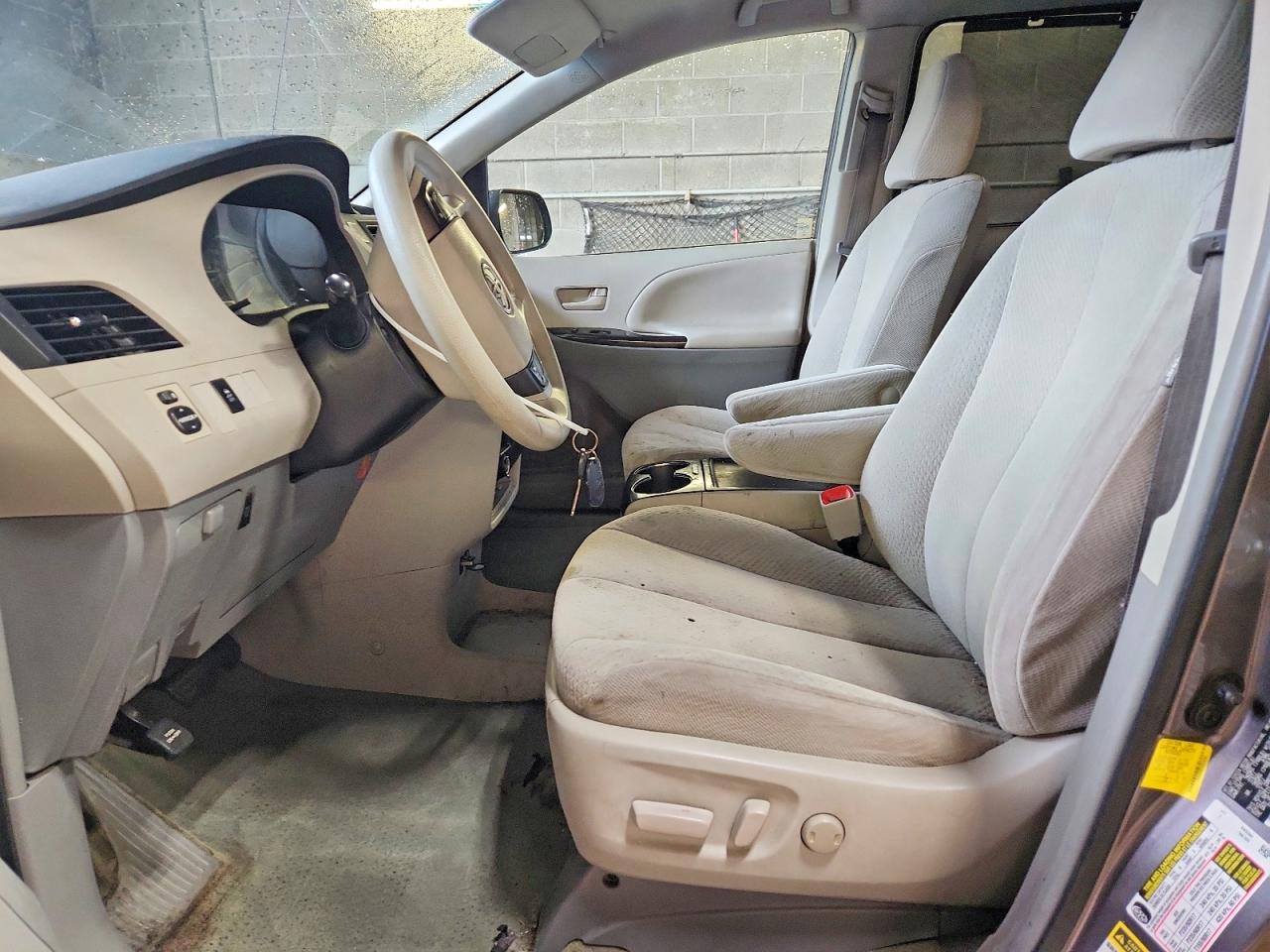 2012 TOYOTA SIENNA