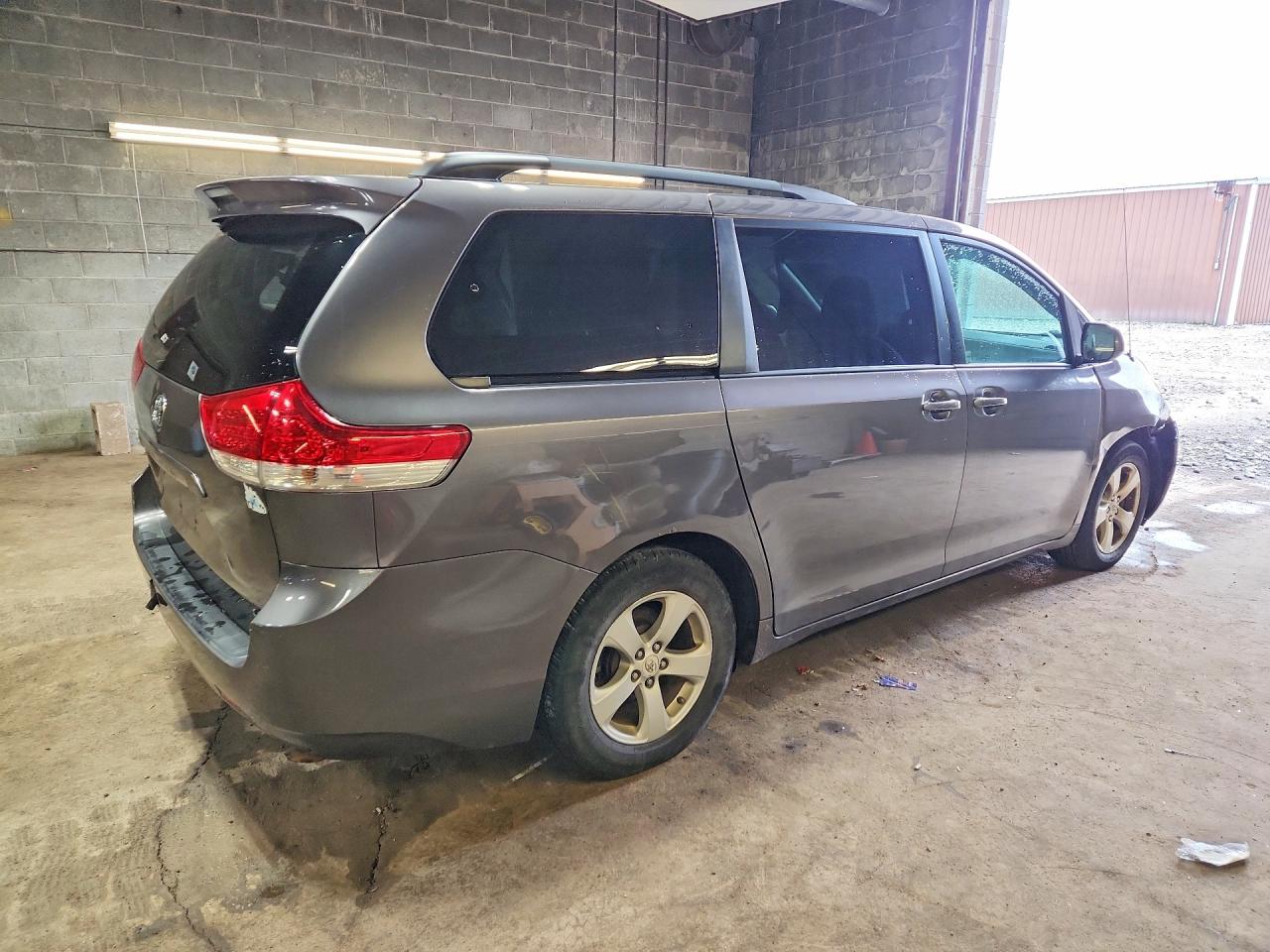 2012 TOYOTA SIENNA