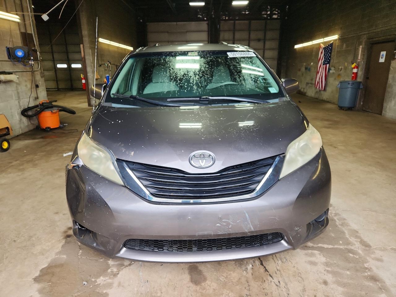 2012 TOYOTA SIENNA