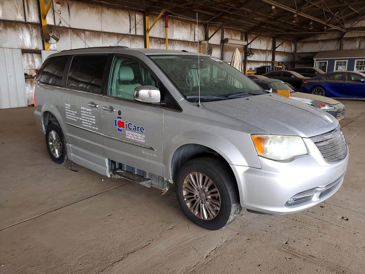 2011 CHRYSLER MINIVAN