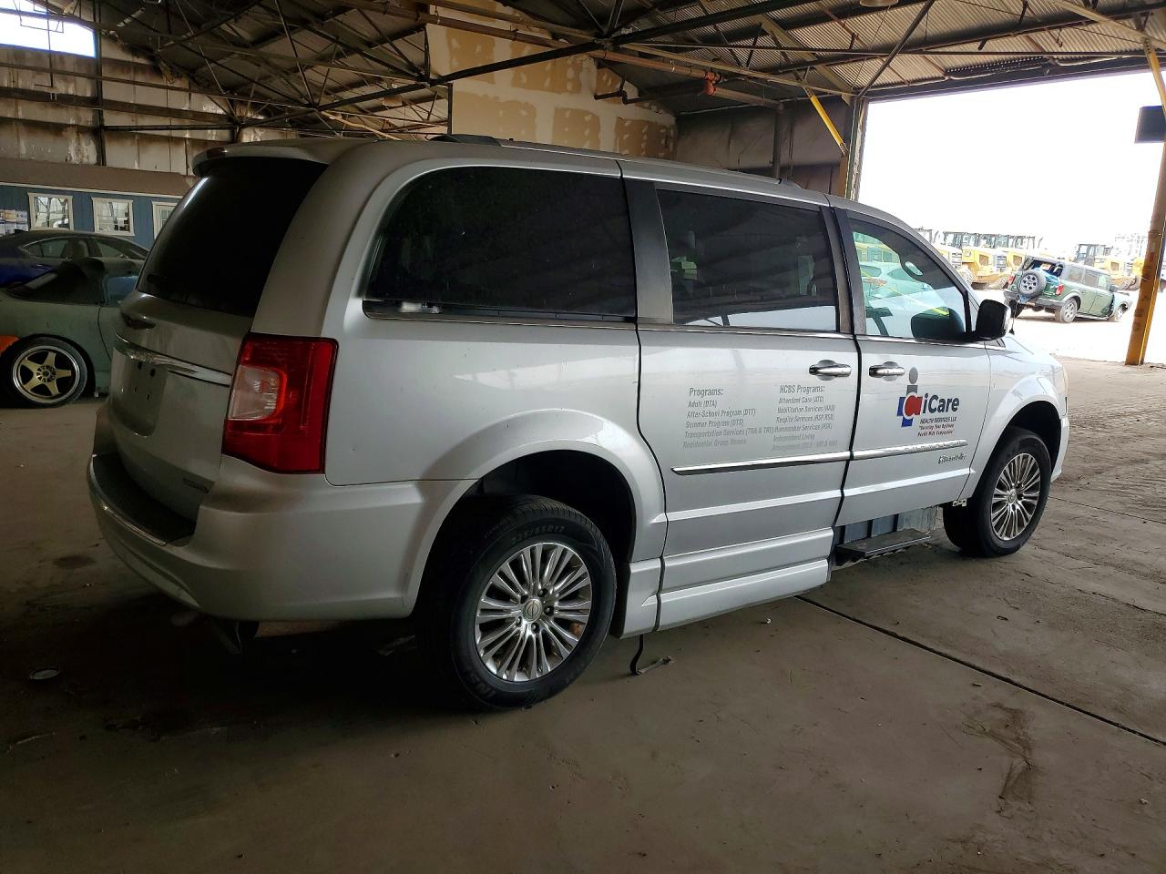 2011 CHRYSLER MINIVAN