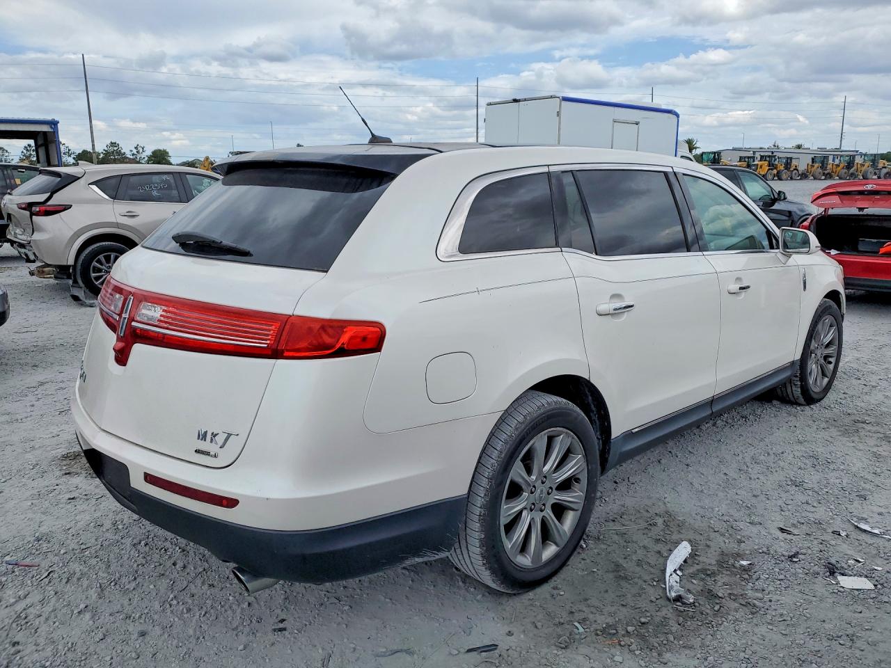 2013 LINCOLN MKT