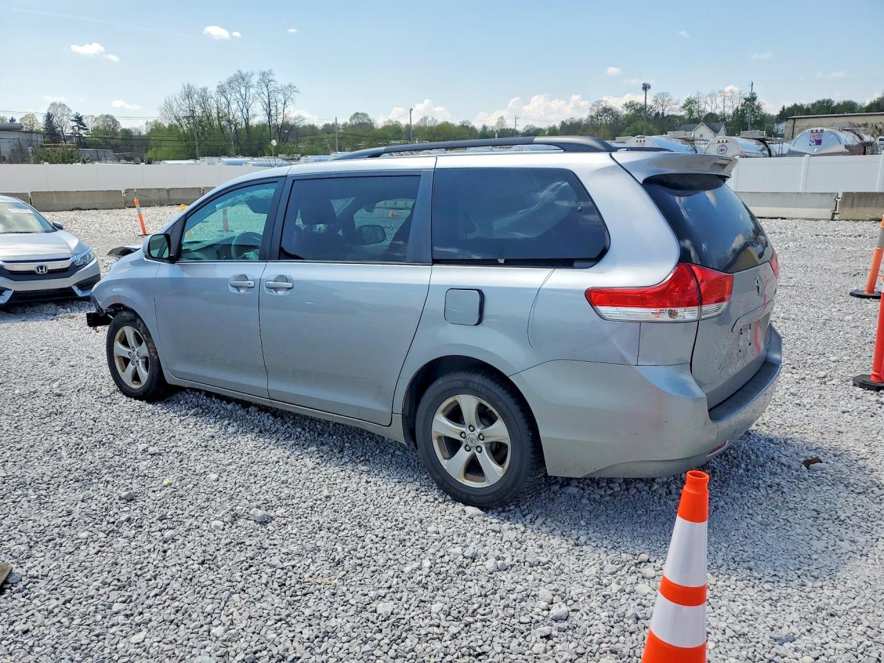 2011 TOYOTA SIENNA