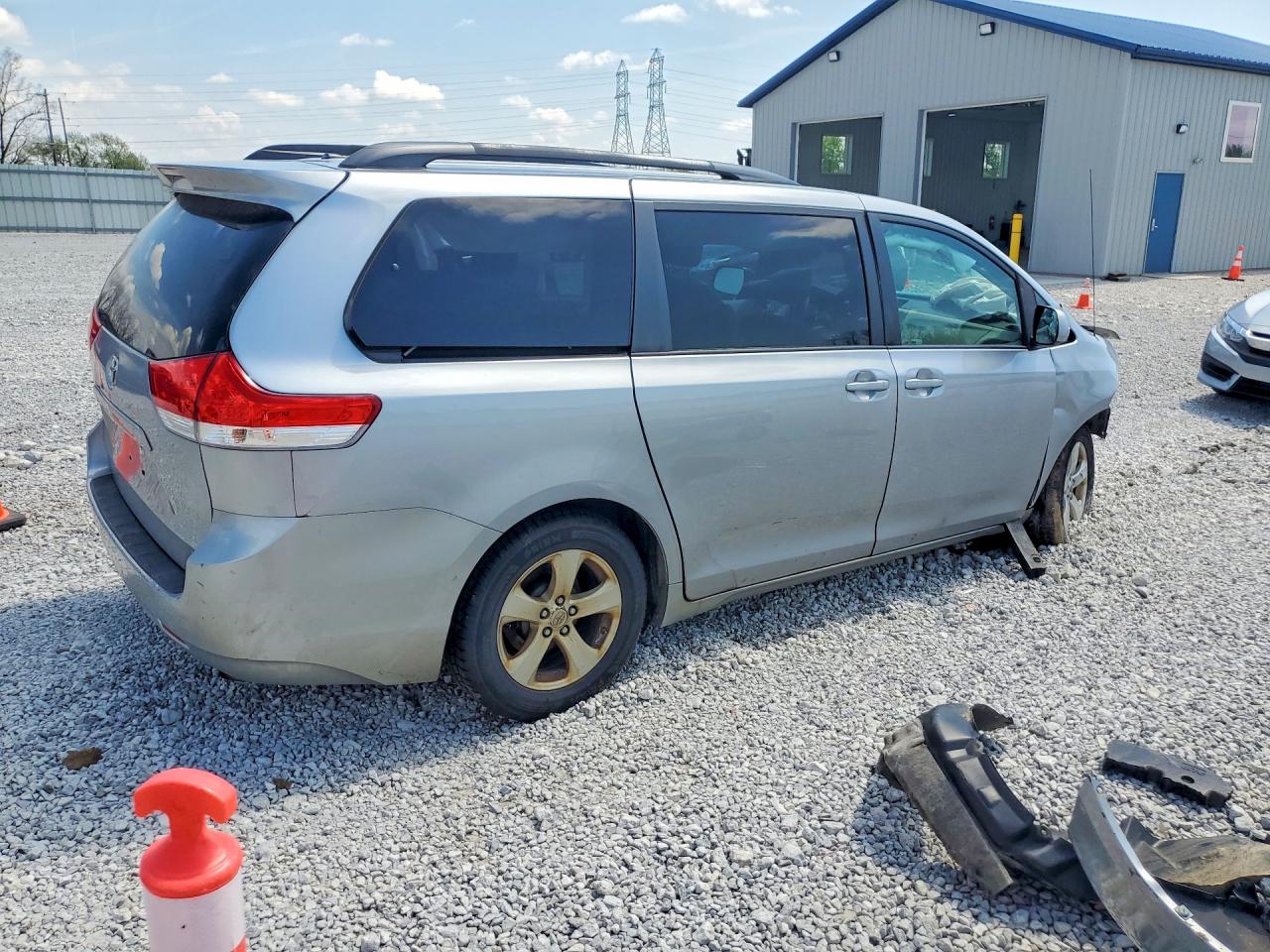 2011 TOYOTA SIENNA