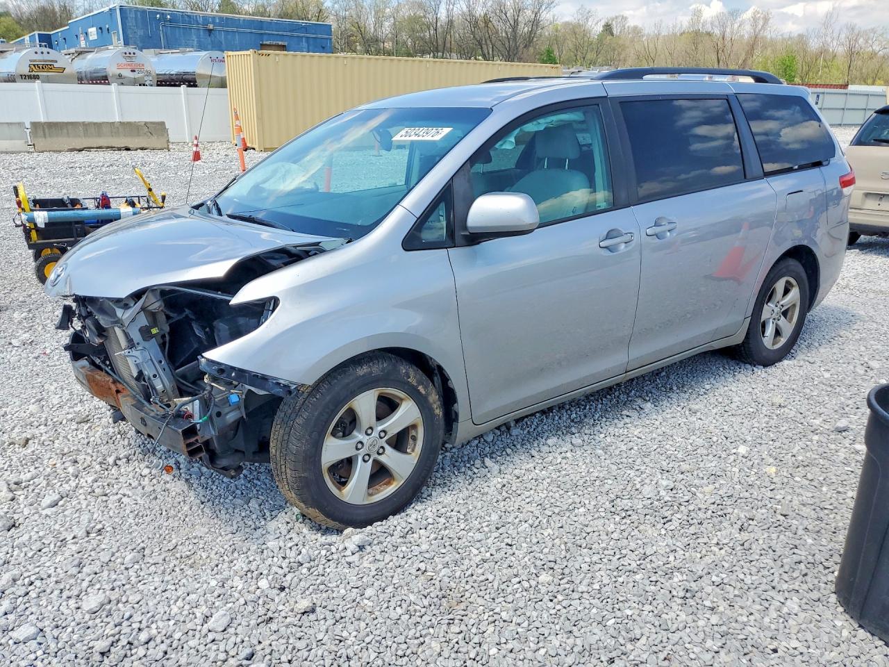 2011 TOYOTA SIENNA