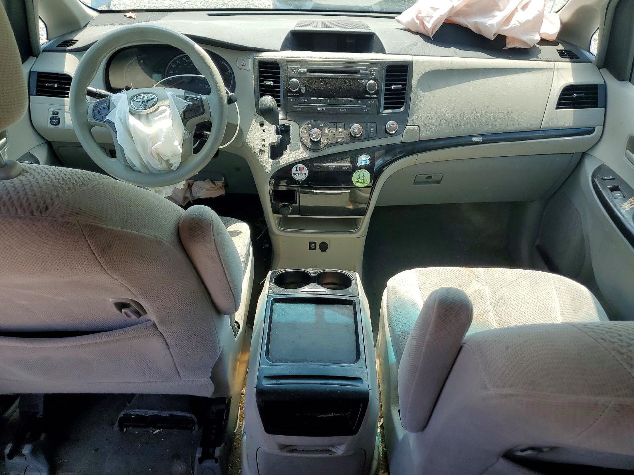 2011 TOYOTA SIENNA