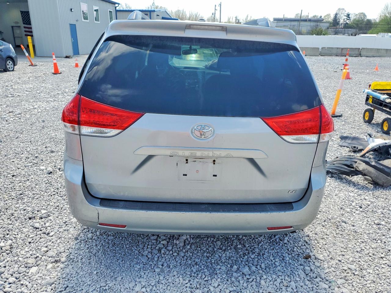 2011 TOYOTA SIENNA