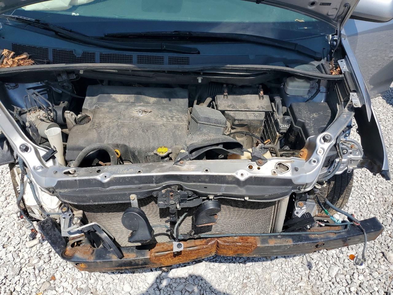 2011 TOYOTA SIENNA