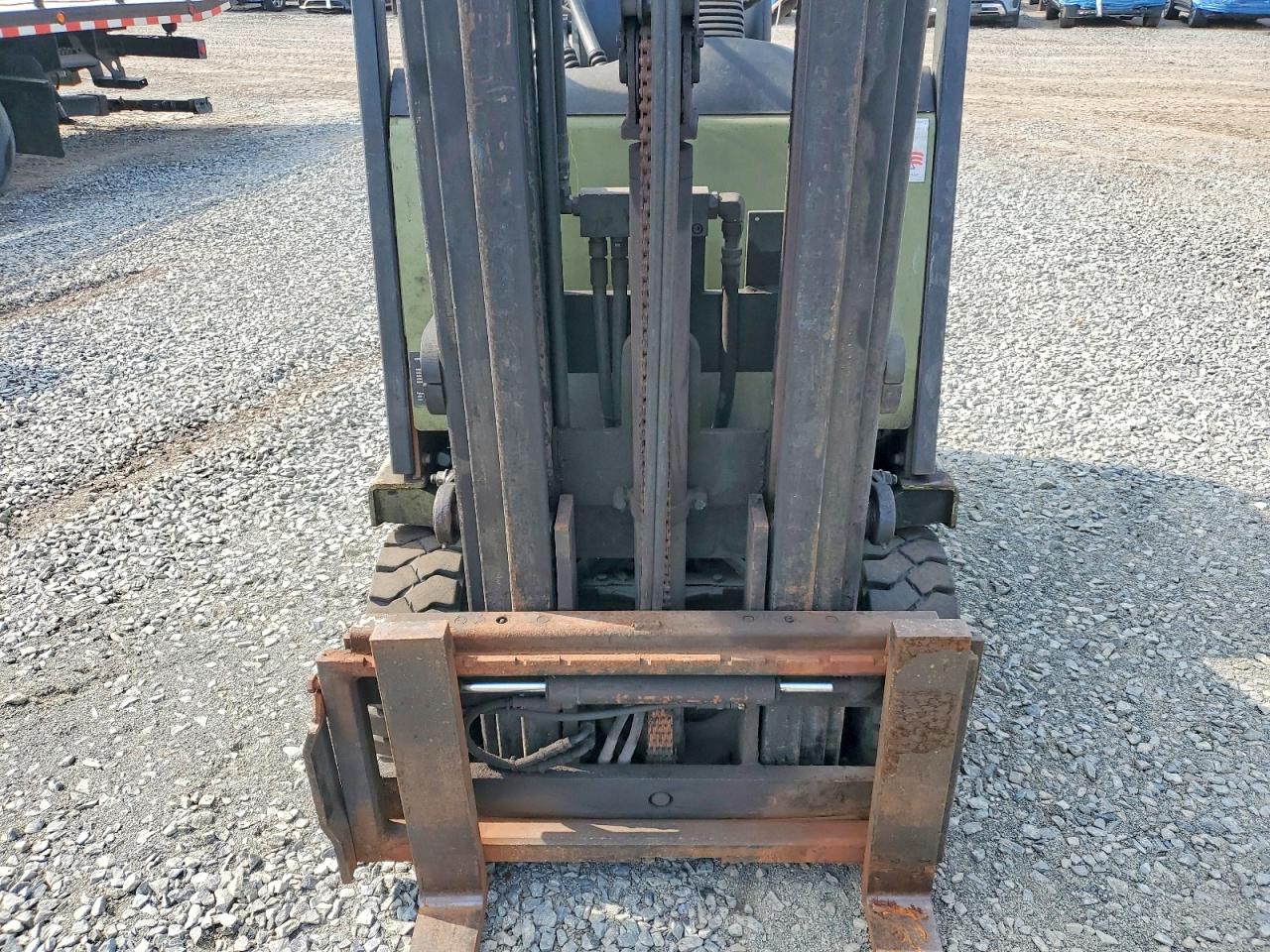 2000 CLARK FORKLIFT