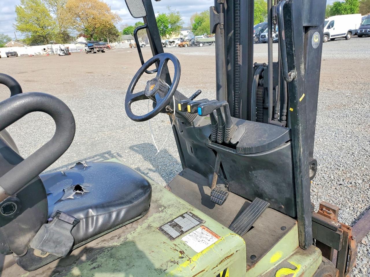 2000 CLARK FORKLIFT