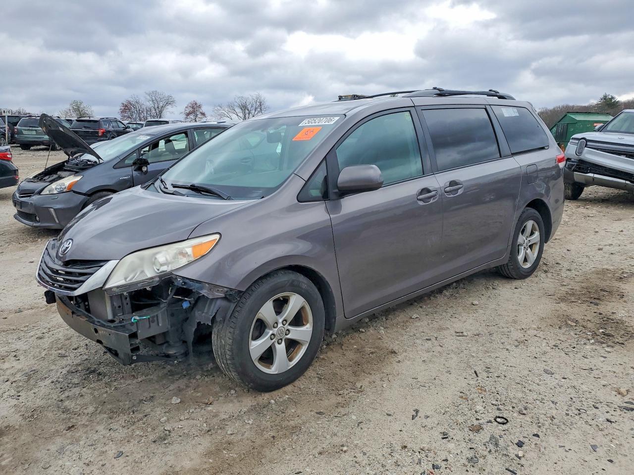2011 TOYOTA SIENNA