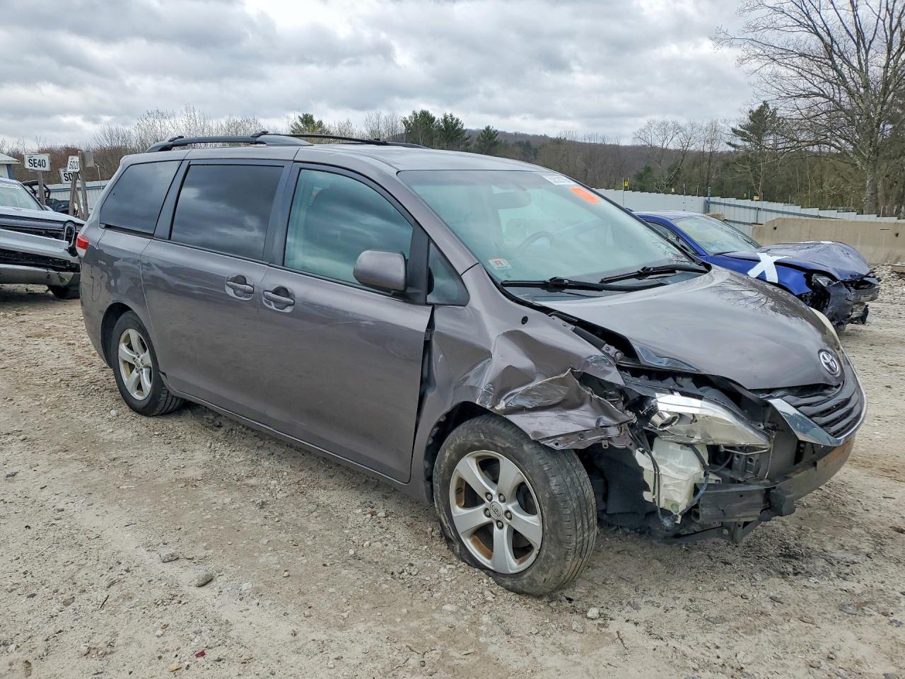 2011 TOYOTA SIENNA