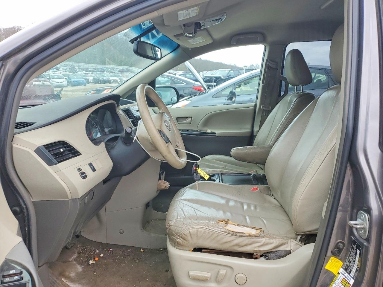 2011 TOYOTA SIENNA