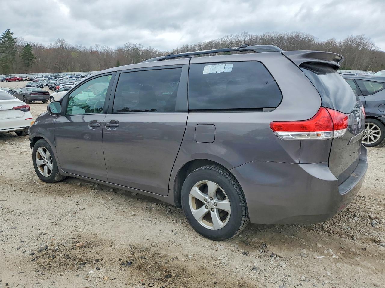 2011 TOYOTA SIENNA