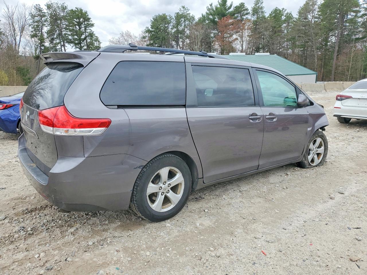 2011 TOYOTA SIENNA