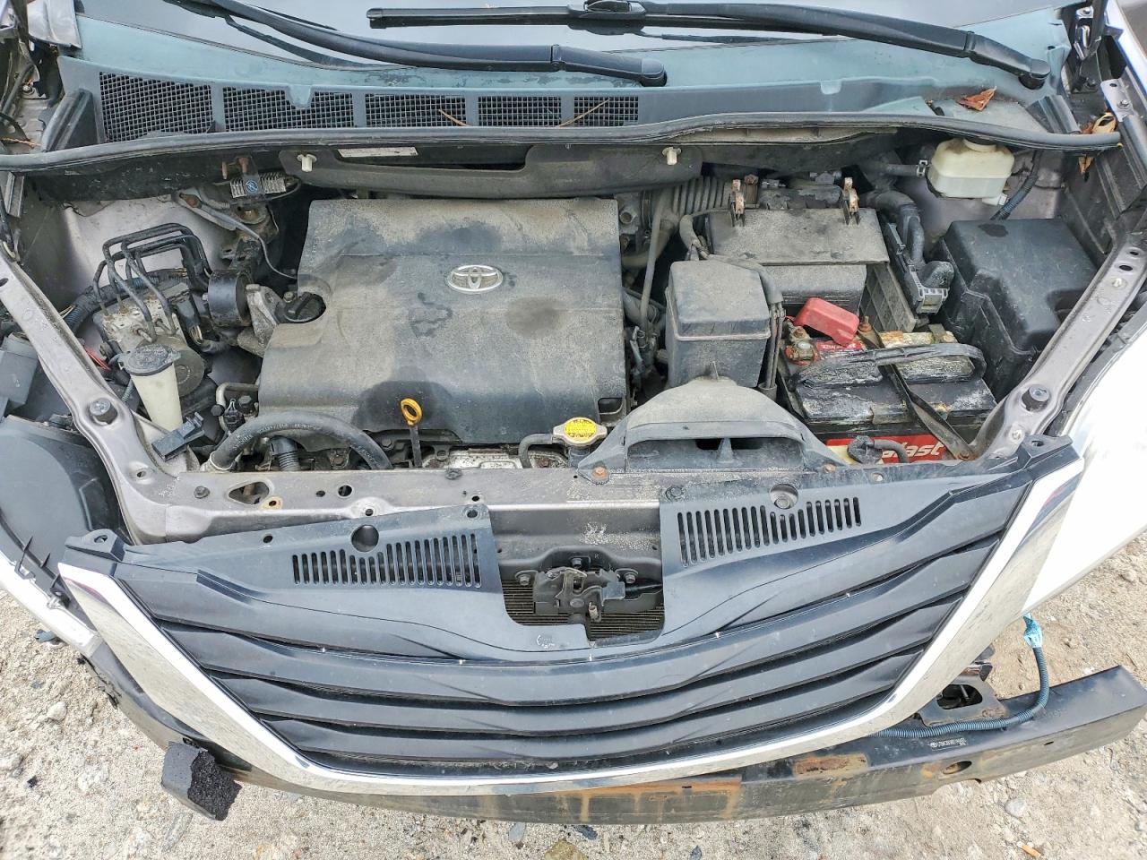 2011 TOYOTA SIENNA