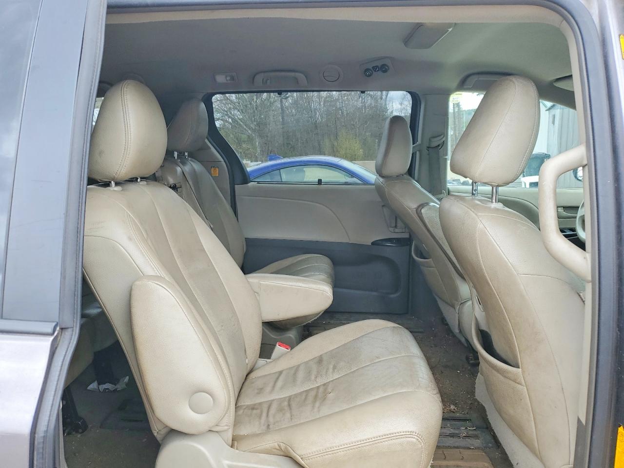 2011 TOYOTA SIENNA