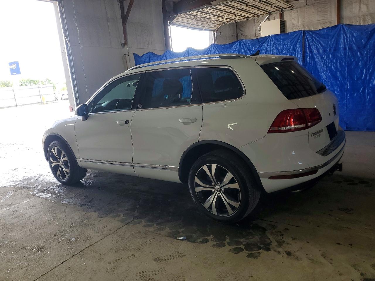 2017 VOLKSWAGEN TOUAREG