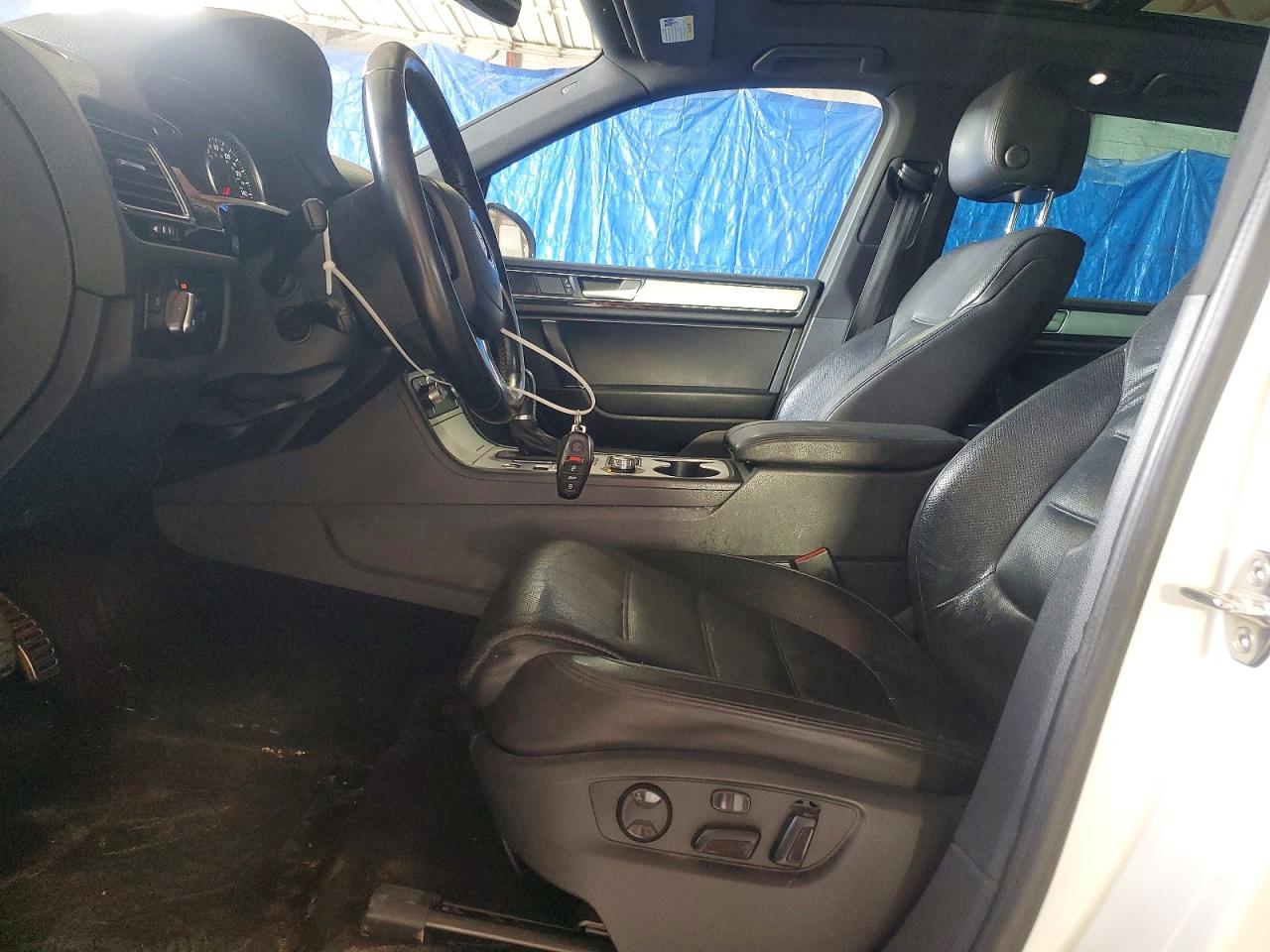 2017 VOLKSWAGEN TOUAREG