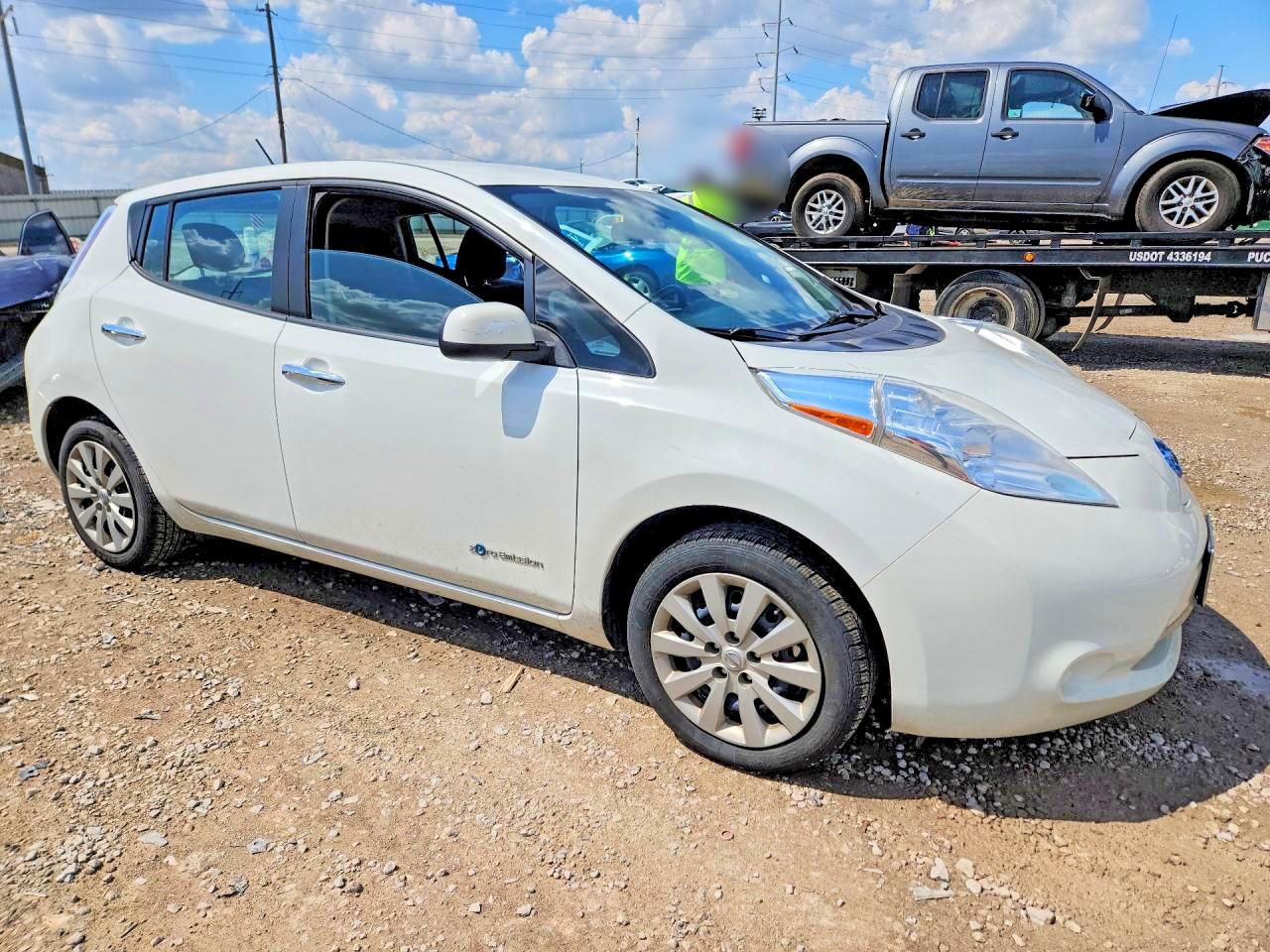 2015 NISSAN LEAF