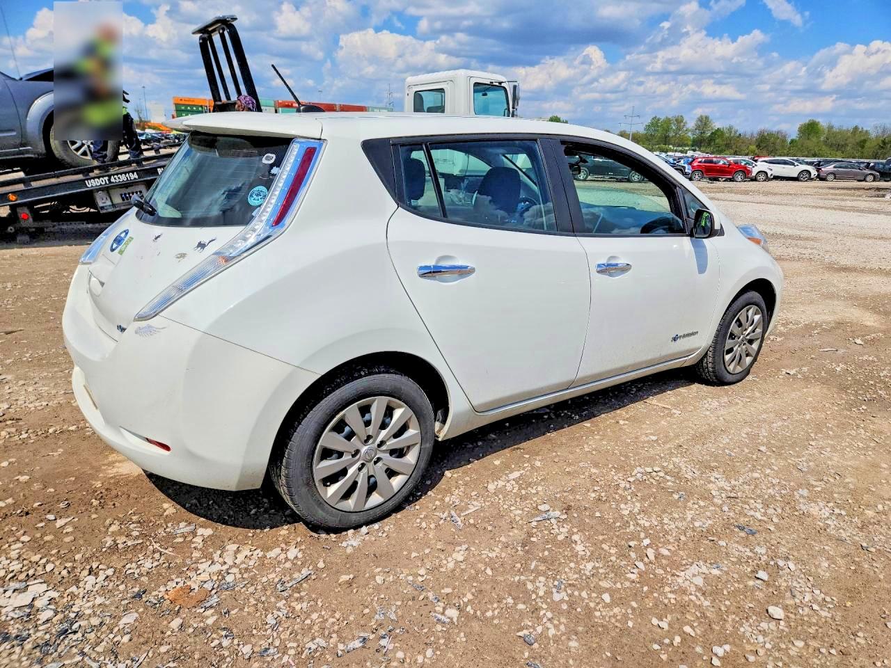 2015 NISSAN LEAF