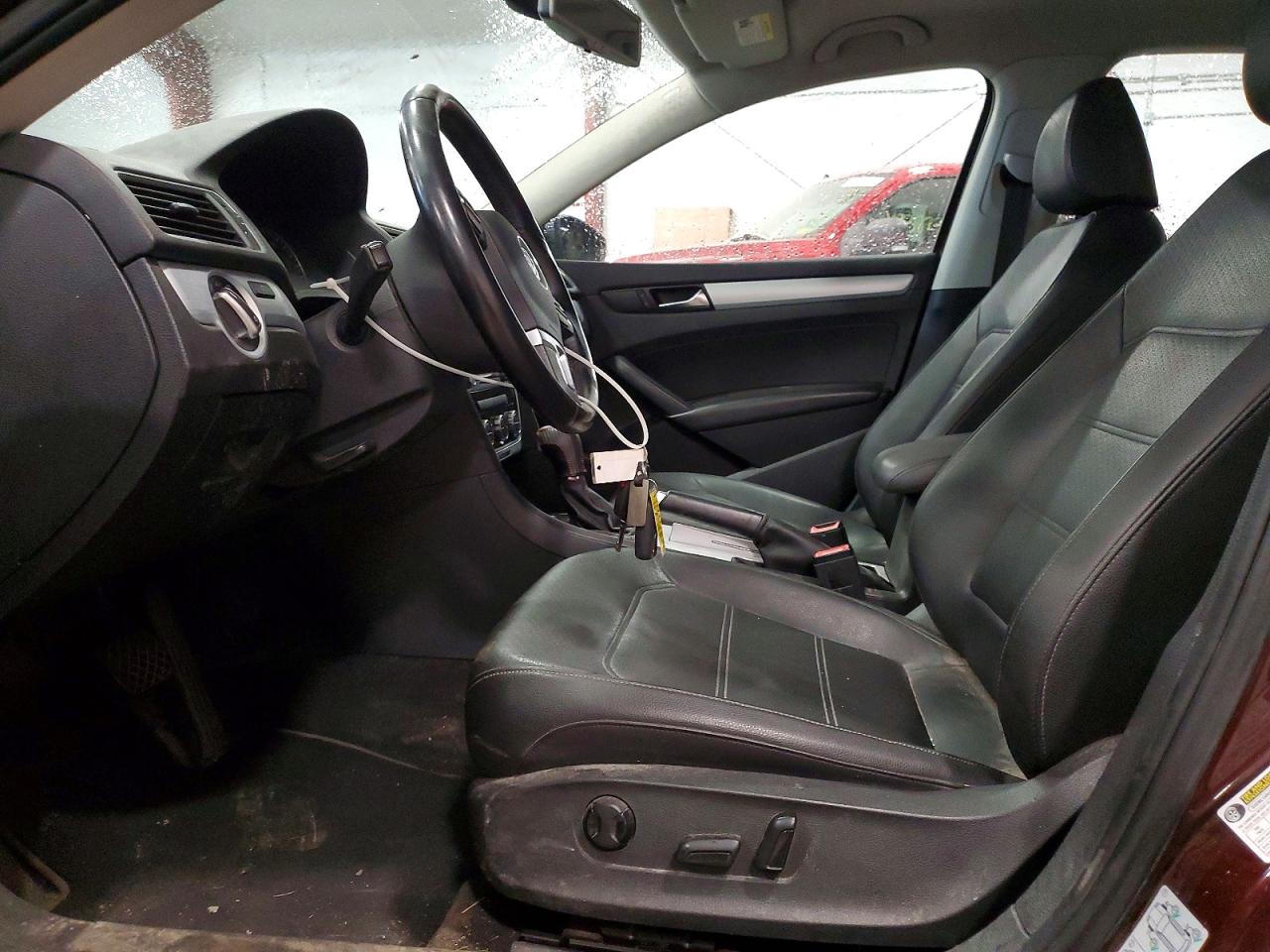 2012 VOLKSWAGEN PASSAT