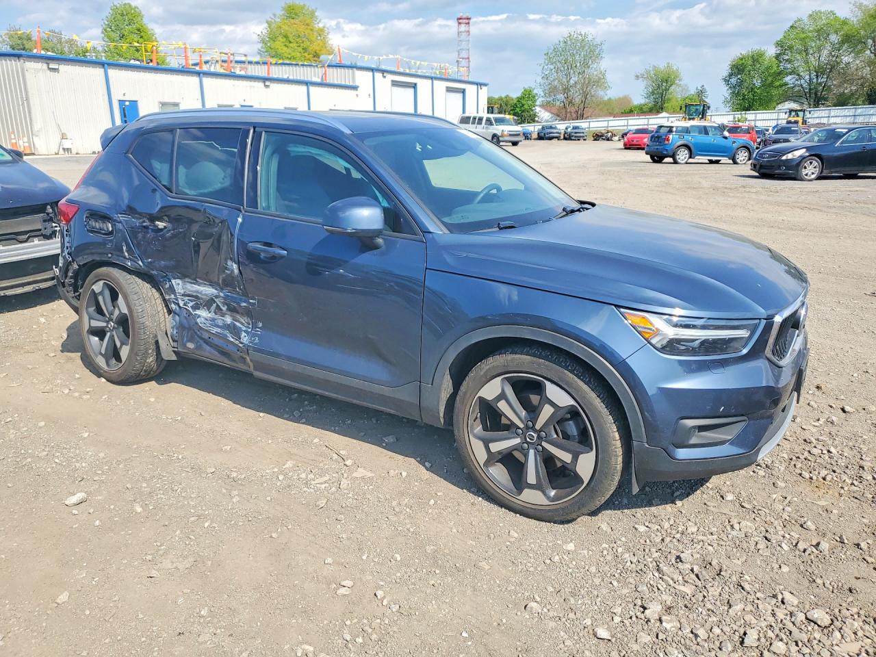 2022 VOLVO XC40