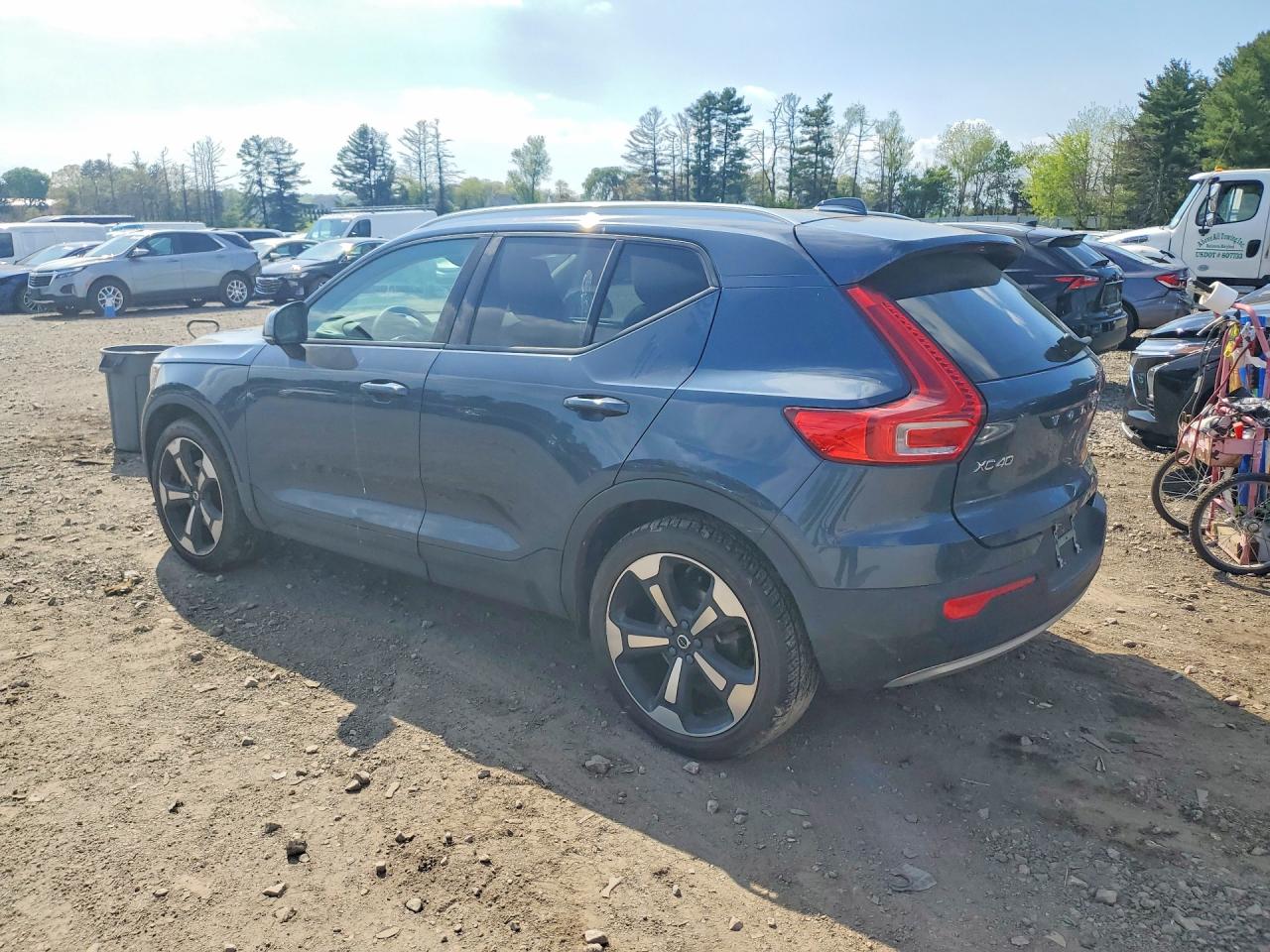 2022 VOLVO XC40