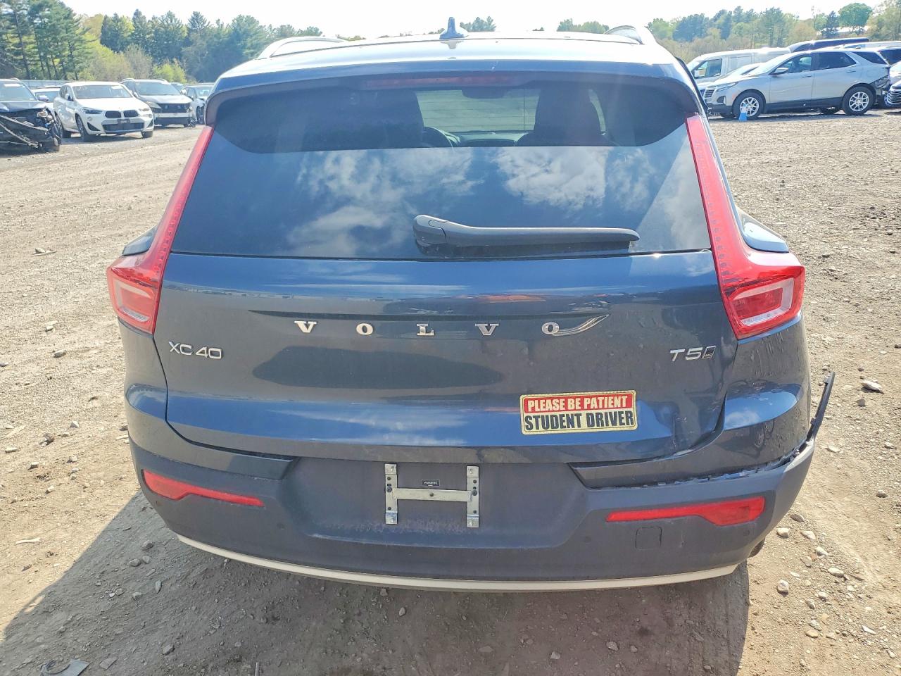 2022 VOLVO XC40