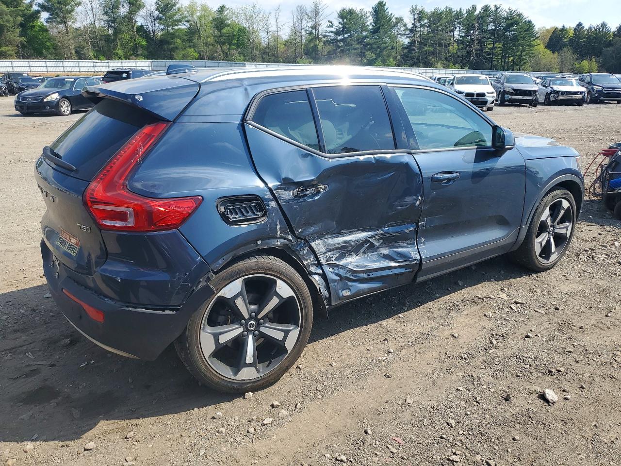 2022 VOLVO XC40