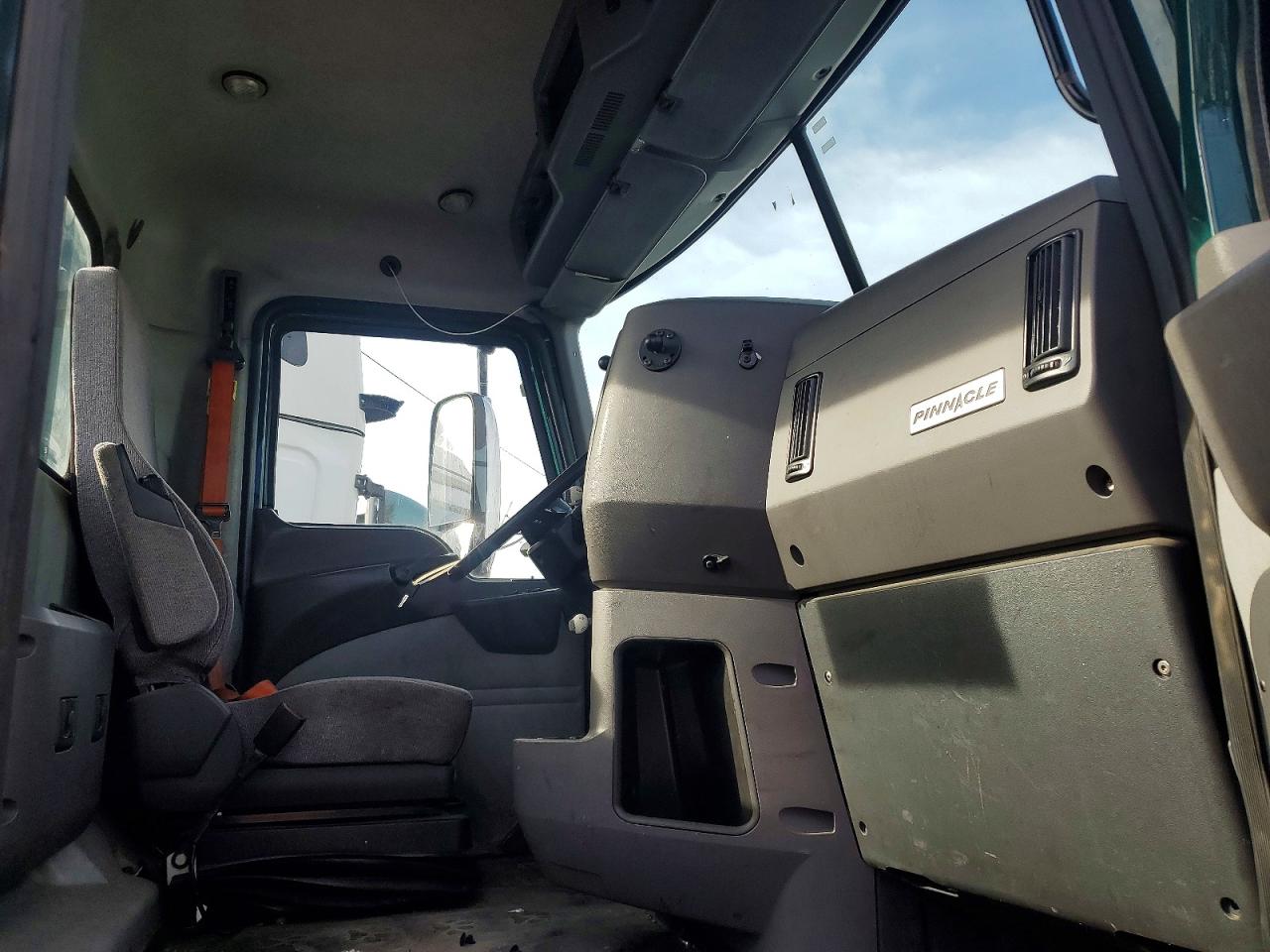 2017 MACK CXU613