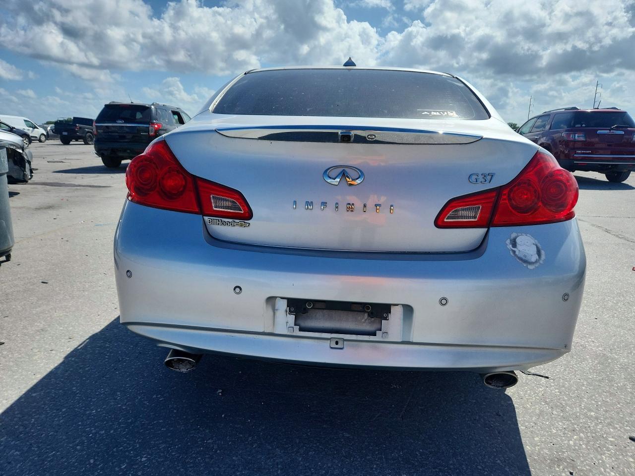2013 INFINITI G37