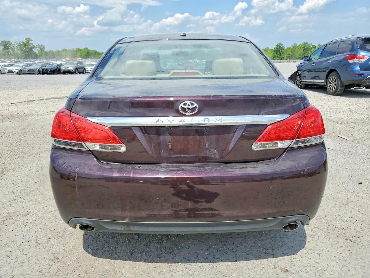 2011 TOYOTA AVALON