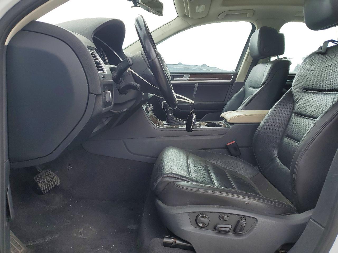 2016 VOLKSWAGEN TOUAREG