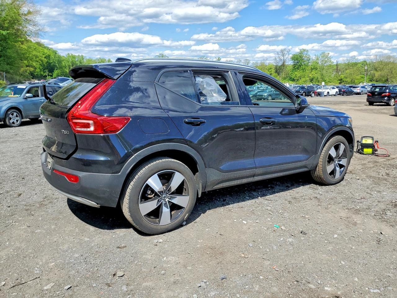 2022 VOLVO XC40