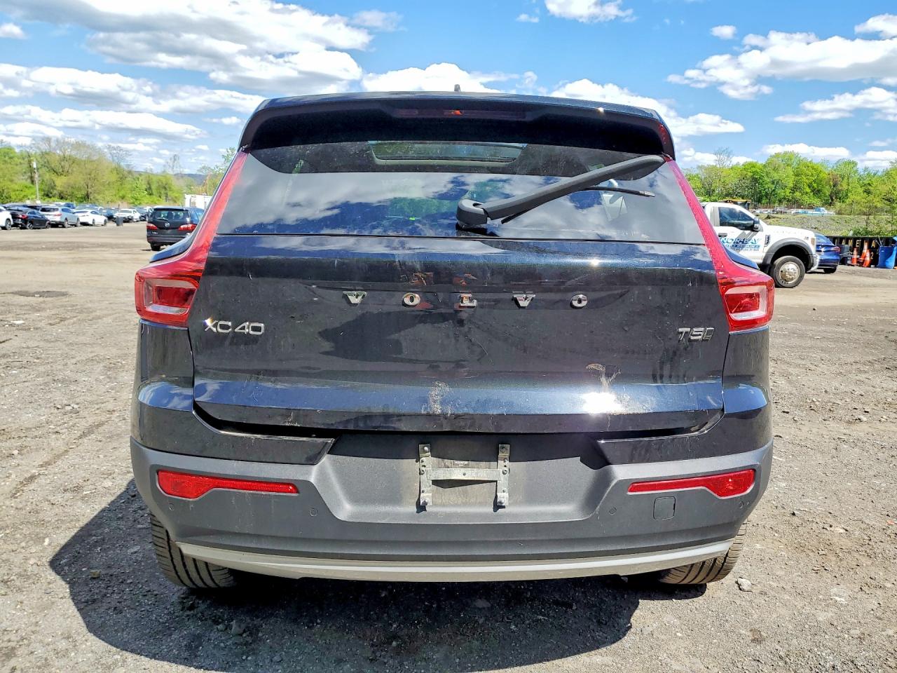 2022 VOLVO XC40