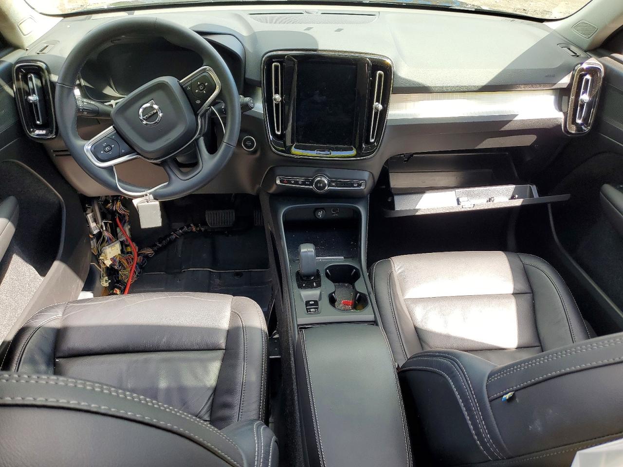 2022 VOLVO XC40