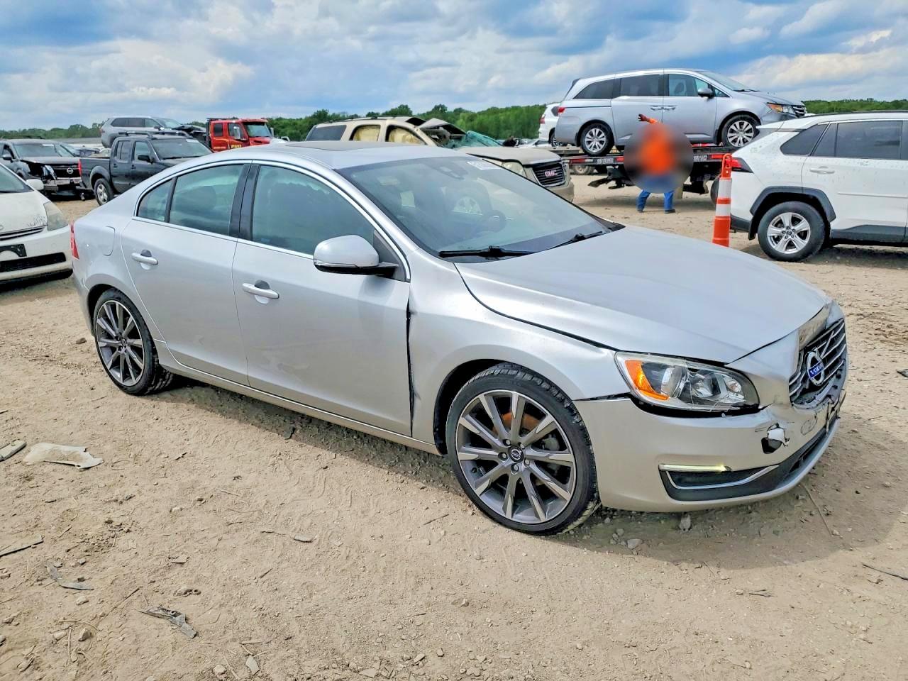 2015 VOLVO S60