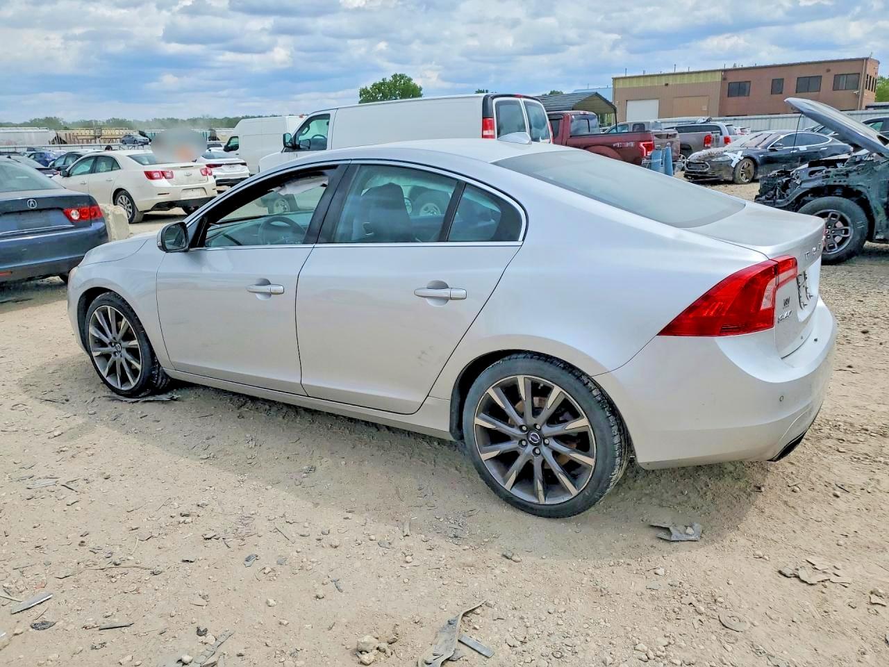 2015 VOLVO S60