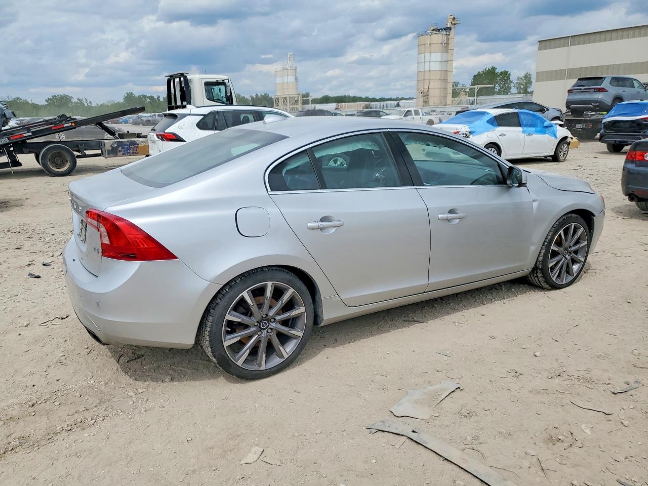 2015 VOLVO S60