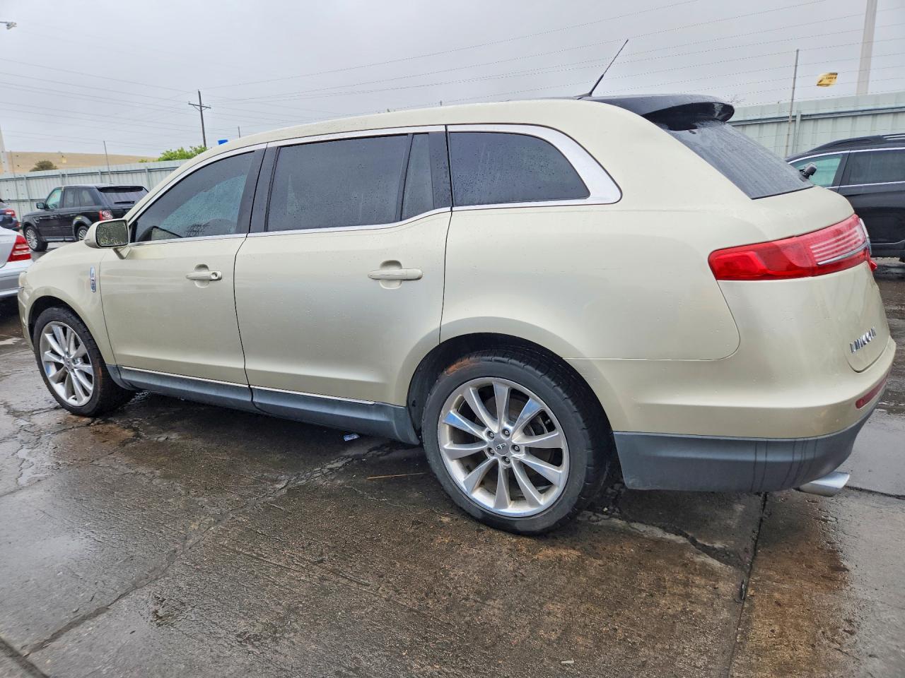 2011 LINCOLN MKT