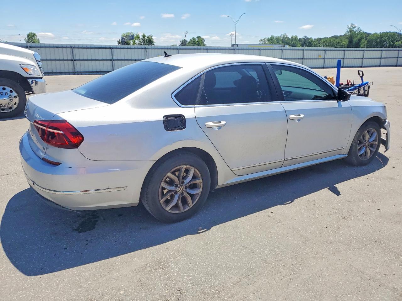 2017 VOLKSWAGEN PASSAT