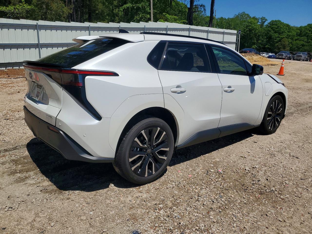 2026 TOYOTA BZ XLE PLU