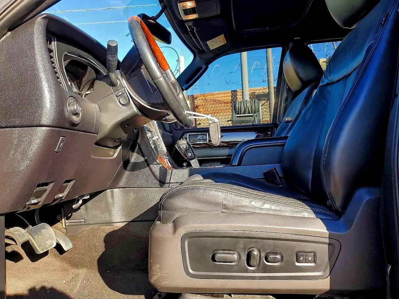 2015 LINCOLN TOWNHOUSE NAVIGATOR