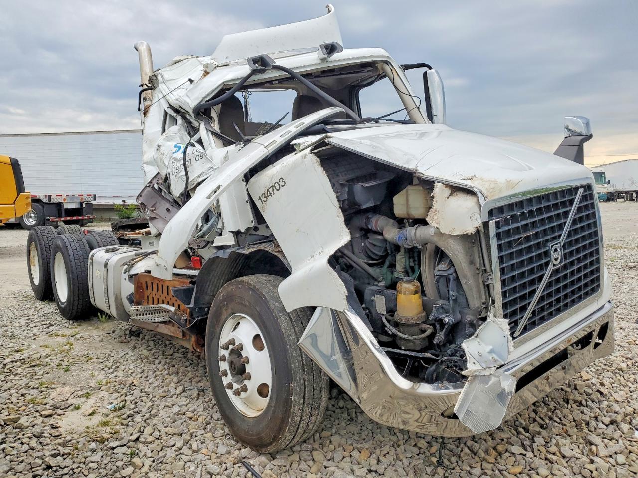 2016 VOLVO VNM