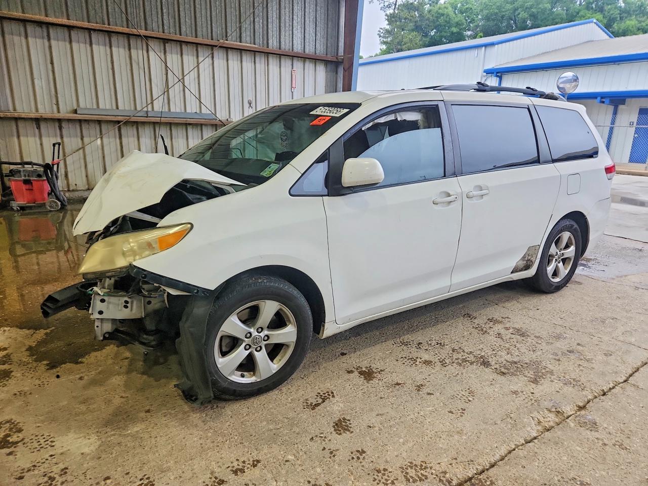 2012 TOYOTA SIENNA
