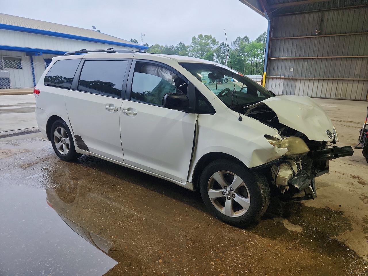 2012 TOYOTA SIENNA