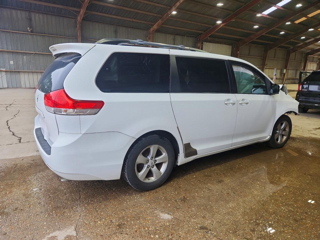 2012 TOYOTA SIENNA