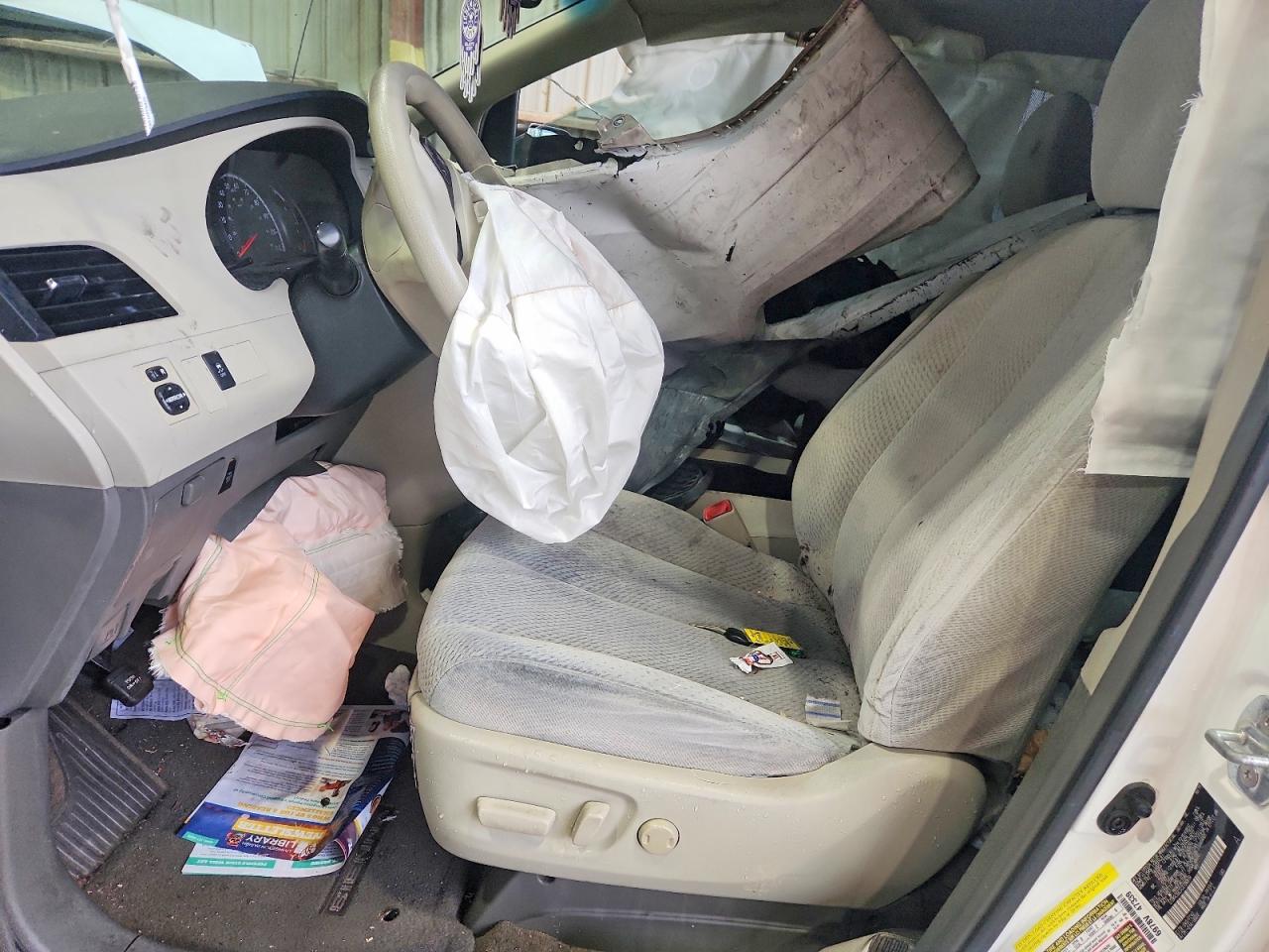 2012 TOYOTA SIENNA